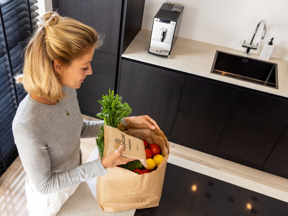 Pakowanie do wysyłki produktów spożywczych przez kobietę w kuchni